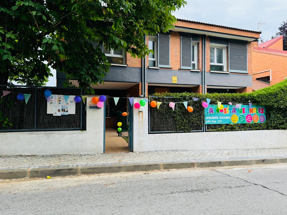 Khansa — Profesora Nativa Inglés y Acompañante Premium para Niños | Pozuelo, La Finca, Aravaca