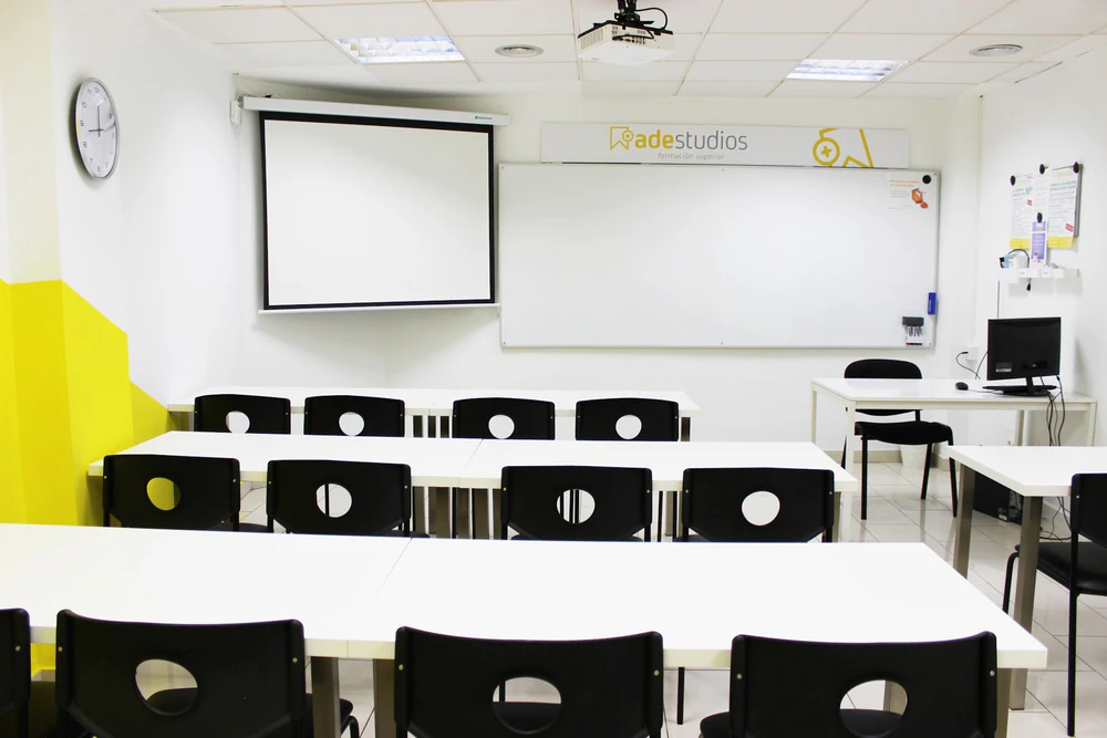 adestudios - Academia Universitaria Málaga | Clases Particulares