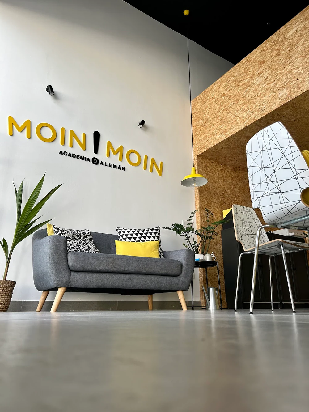 Moin Moin, Academia de Alemán