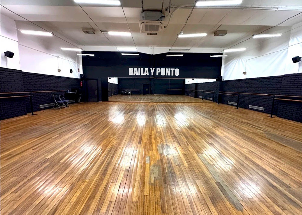 Foto de M.C. Dance(APRÉN A BALLAR) - ACADEMIA BAILE ALBAL --VALENCIA